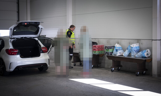 BESLAG: Her undersøker Tveit en bil fra Danmark, og tar et mindre tobakkbeslag. Foto: Lars Eivind Bones / Dagbladet. BESLAG: Her undersøker Tveit en bil fra Danmark, og tar et mindre tobakkbeslag. Foto: Lars Eivind Bones / Dagbladet.