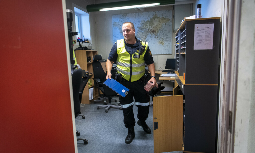 TOBAKK: Denne gangen var det et mindre tobakkbeslag som ble gjort. Foto: Lars Eivind Bones / Dagbladet. TOBAKK: Denne gangen var det et mindre tobakkbeslag som ble gjort. Foto: Lars Eivind Bones / Dagbladet.