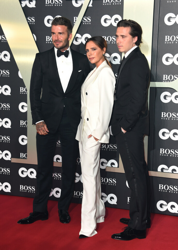GLAD PÅ SØNNENS VEGNE: Da Brooklyns Beckhams forlovelse ble kjent delte både Victoria og David Beckham hvert sitt innlegg på Instagram for å gratulere sønnen sin. Her de alle tre avbildet tidligere i år. Foto: NTB Scanpix GLAD PÅ SØNNENS VEGNE: Da Brooklyns Beckhams forlovelse ble kjent delte både Victoria og David Beckham hvert sitt innlegg på Instagram for å gratulere sønnen sin. Her de alle tre avbildet tidligere i år. Foto: NTB Scanpix