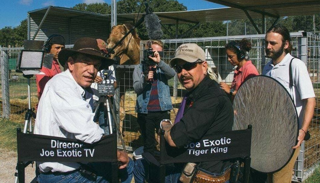 VERDENSKJENT: Mens Rick Kirkham satt hjemme i Bodø, ble han raskt en av verdens mest omtalte personer. Her er han fotografert i Oklahoma sammen med Joe Exotic. Foto: Netflix VERDENSKJENT: Mens Rick Kirkham satt hjemme i Bodø, ble han raskt en av verdens mest omtalte personer. Her er han fotografert i Oklahoma sammen med Joe Exotic. Foto: Netflix