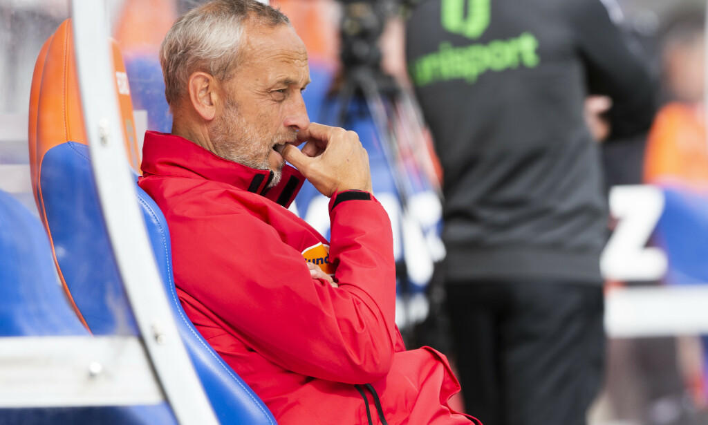 MÅLENE RENNER INN: Aalesund trener Lars Bohinen tror ikke det han ser. Aalesund slapp inn seks mål til mot Bodø/Glimt, står med 25 baklengsmål totalt, og har allerede sluppet inn like mange mål i år som gjennom hele fjorårssesongen. Trøsten er at det bare er to poeng opp til sikker plass på tabellen. Den er ikke stor. Foto: Svein Ove Ekornesvg / NTB scanpix MÅLENE RENNER INN: Aalesund trener Lars Bohinen tror ikke det han ser. Aalesund slapp inn seks mål til mot Bodø/Glimt, står med 25 baklengsmål totalt, og har allerede sluppet inn like mange mål i år som gjennom hele fjorårssesongen. Trøsten er at det bare er to poeng opp til sikker plass på tabellen. Den er ikke stor. Foto: Svein Ove Ekornesvg / NTB scanpix