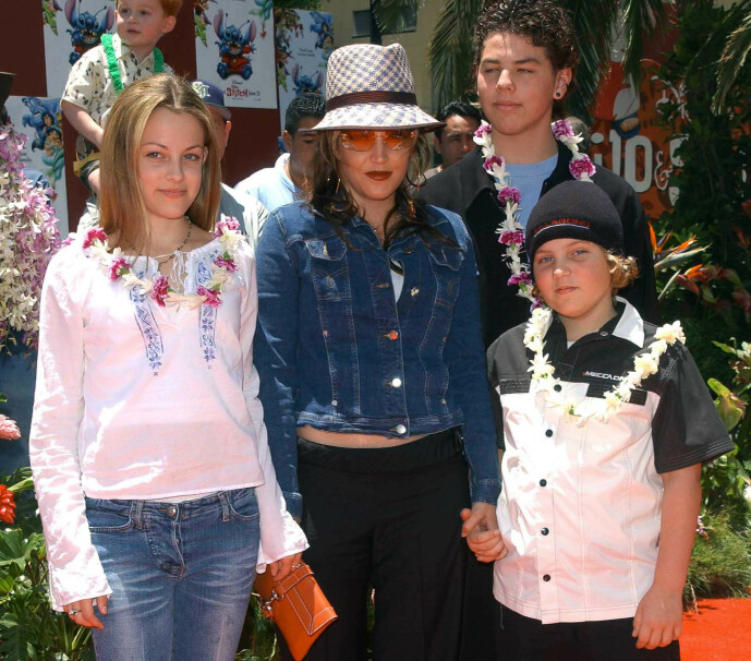 DEN GANG DA: Lisa Marie Presley på rød løper med barna Benjamin Keough og Riley Keough (t.v.), samt sin halvbror Navarone Garibaldi (bak) i 2002. Foto: AFP/ NTB scanpix DEN GANG DA: Lisa Marie Presley på rød løper med barna Benjamin Keough og Riley Keough (t.v.), samt sin halvbror Navarone Garibaldi (bak) i 2002. Foto: AFP/ NTB scanpix