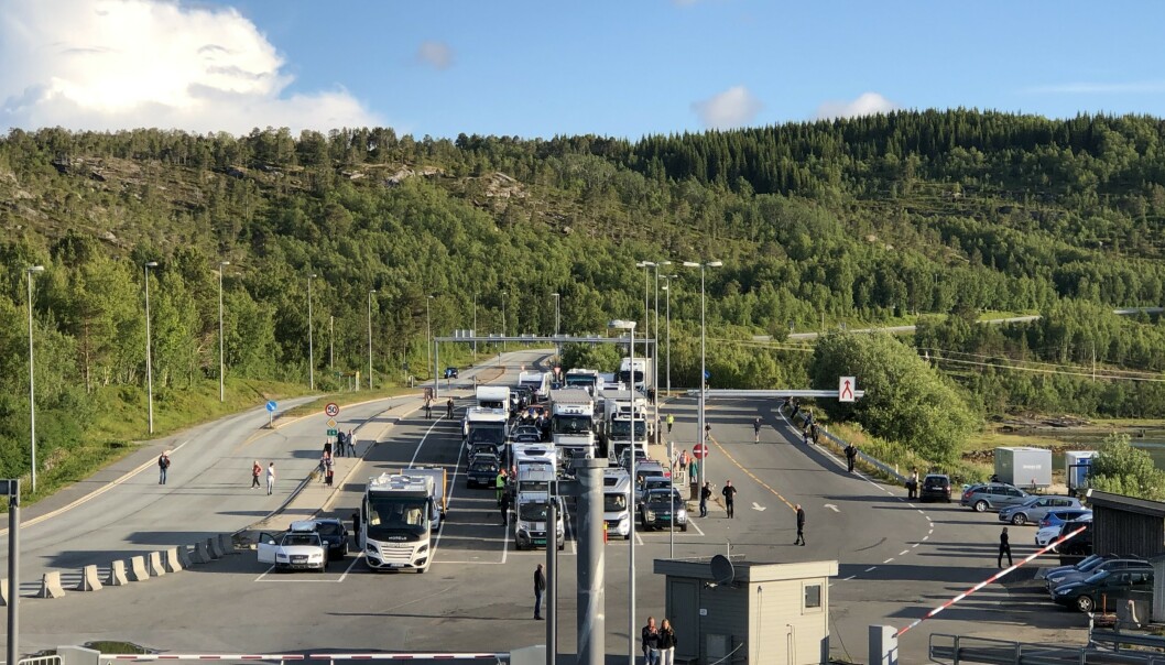 KOM IKKE MED: Det var mange biler som ikke fikk plass på ferga fra Bognes i går - og som måtte vente på neste. Foto: Anders Andreassen KOM IKKE MED: Det var mange biler som ikke fikk plass på ferga fra Bognes i går - og som måtte vente på neste. Foto: Anders Andreassen