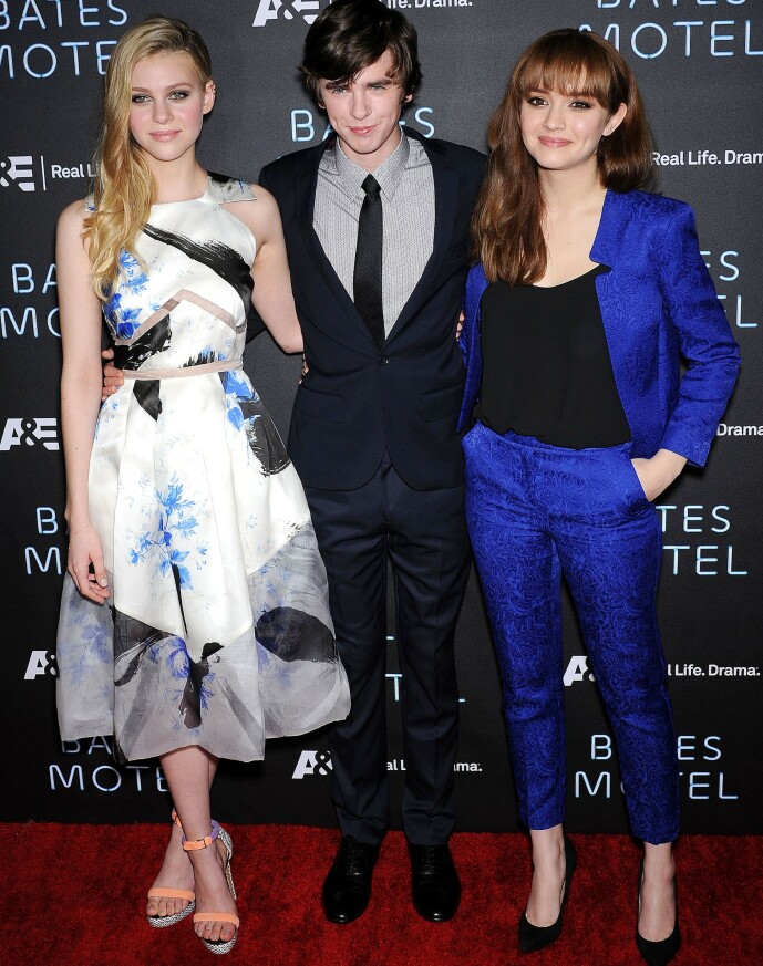 UNG STJERNE: Nicola Peltz sammen med motspillerne Freddie Highmore og Olivia Cooke på «Bates Motel»-premieren i Los Angeles i 2013. Foto: Broadimage/ REX/ NTB scanpix UNG STJERNE: Nicola Peltz sammen med motspillerne Freddie Highmore og Olivia Cooke på «Bates Motel»-premieren i Los Angeles i 2013. Foto: Broadimage/ REX/ NTB scanpix