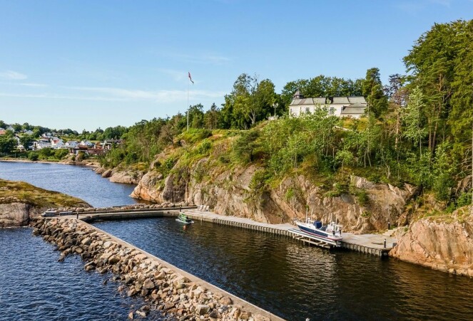 EGEN BRYGGE: Eiendommen ligger like utenfor Larvik sentrum og har blant annet utsikt over fjorden. Foto: Inviso EGEN BRYGGE: Eiendommen ligger like utenfor Larvik sentrum og har blant annet utsikt over fjorden. Foto: Inviso