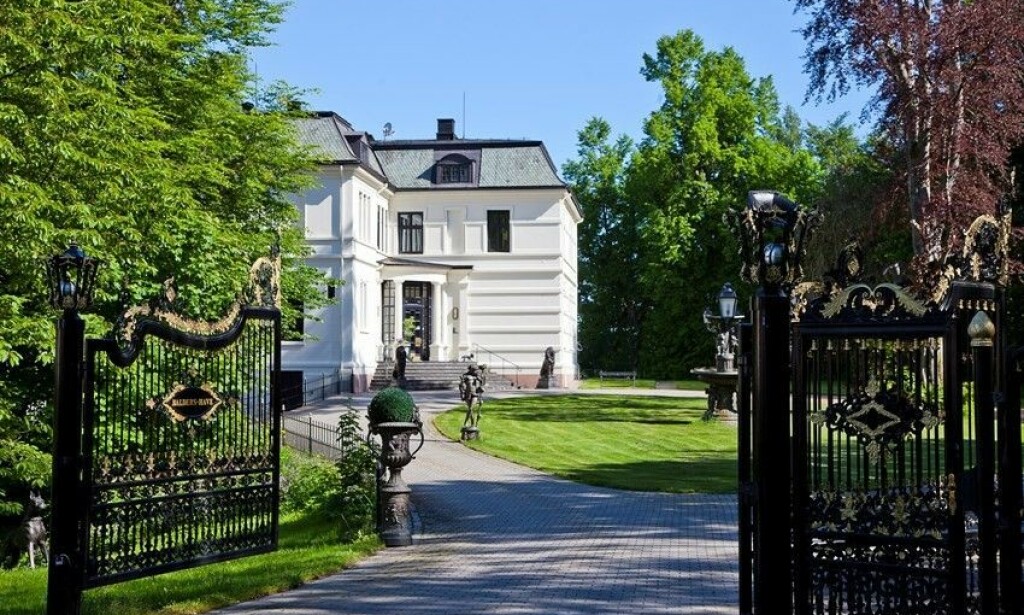 HERSKAPELIG: Ifølge prospektet ble eiendommen oppført i 1879 av tobakksfabrikanten Johan W. Falch. Foto: Inviso HERSKAPELIG: Ifølge prospektet ble eiendommen oppført i 1879 av tobakksfabrikanten Johan W. Falch. Foto: Inviso