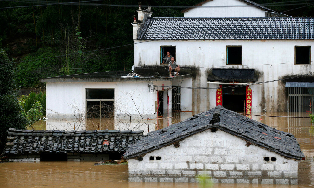 FANGET: Mange er fanget i husene sine etter at elver gikk over sine bredder, Her fra Huangshan i Anhui-provinsen. Foto: Cns photo / Reuters / NTB scanpix FANGET: Mange er fanget i husene sine etter at elver gikk over sine bredder, Her fra Huangshan i Anhui-provinsen. Foto: Cns photo / Reuters / NTB scanpix