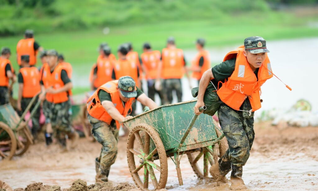 MILITÆRET SATT INN: Mange tusen soldater er satt inn i arbeidet med å bygge demninger langs elvebreddene. Foto: CHINE NOUVELLE / SIPA / Shutterstock / NTB scanpix MILITÆRET SATT INN: Mange tusen soldater er satt inn i arbeidet med å bygge demninger langs elvebreddene. Foto: CHINE NOUVELLE / SIPA / Shutterstock / NTB scanpix