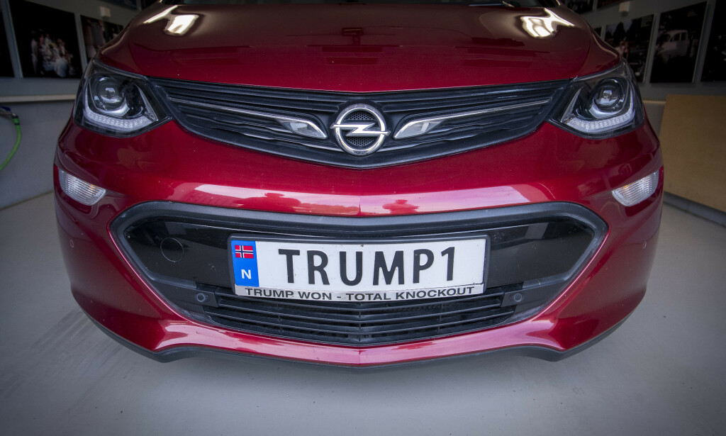 Henry Østhassel fra sørlandsbygda Lista var så sikker på Trump-seier at han satset 100.000 kroner på det. For gevinsten kjøpte han en Opel Bolt, produsert i Detriot. Listamannen er svoren Trump-tilhenger, og har dekorert garasjeporten med bilde av det ovale kontor. Bilens registreringsnummer er TRUMP1. Foto: Lars Eivind Bones / Dagbladet Henry Østhassel fra sørlandsbygda Lista var så sikker på Trump-seier at han satset 100.000 kroner på det. For gevinsten kjøpte han en Opel Bolt, produsert i Detriot. Listamannen er svoren Trump-tilhenger, og har dekorert garasjeporten med bilde av det ovale kontor. Bilens registreringsnummer er TRUMP1. Foto: Lars Eivind Bones / Dagbladet
