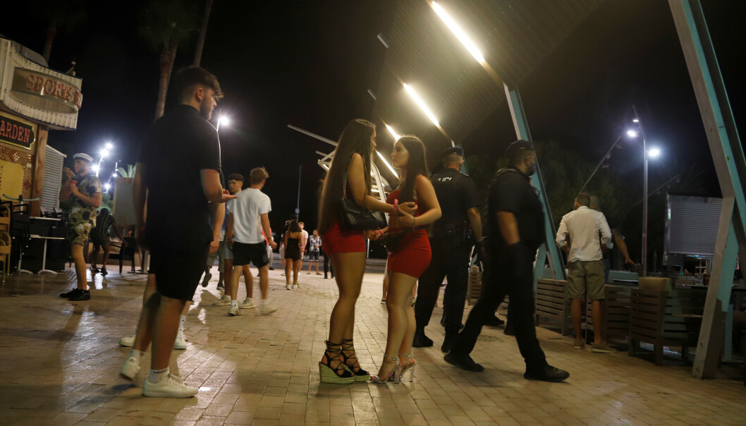 MASKELØSE: Spanjolene reagerer på at turister trosser påbudet om munnbind under ferien i Magaluf på Mallorca. Foto: Enrique Calvo / REUTERS / NTB scanpix MASKELØSE: Spanjolene reagerer på at turister trosser påbudet om munnbind under ferien i Magaluf på Mallorca. Foto: Enrique Calvo / REUTERS / NTB scanpix
