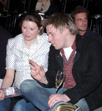 KOKKEVANN: Jools og Jamie Oliver på Julien McDonald-visning i London i 2003. Oliver har musserende vin i glasset, mens den gravide kona Jools har en flaske av det franske kildevannet. Foto: Ray Tang/REX/NTB Scanpix KOKKEVANN: Jools og Jamie Oliver på Julien McDonald-visning i London i 2003. Oliver har musserende vin i glasset, mens den gravide kona Jools har en flaske av det franske kildevannet. Foto: Ray Tang/REX/NTB Scanpix