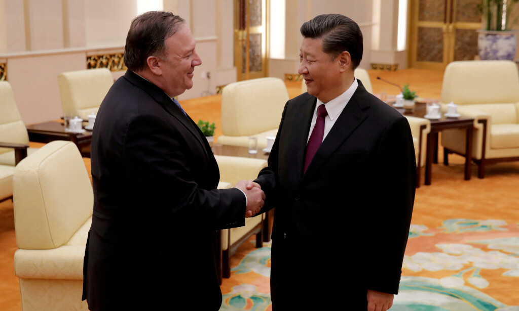 EN ANNEN TONE: USAs utenriksminister Mike Pompeo avbildet med president Xi Jinping under et besøk til Bejing i juni 2018. Litt over to år senere er forholdet mellom de to stormaktene stadig mer iskaldt. Foto: Andy Wong / REUTERS / NTB scanpix EN ANNEN TONE: USAs utenriksminister Mike Pompeo avbildet med president Xi Jinping under et besøk til Bejing i juni 2018. Litt over to år senere er forholdet mellom de to stormaktene stadig mer iskaldt. Foto: Andy Wong / REUTERS / NTB scanpix