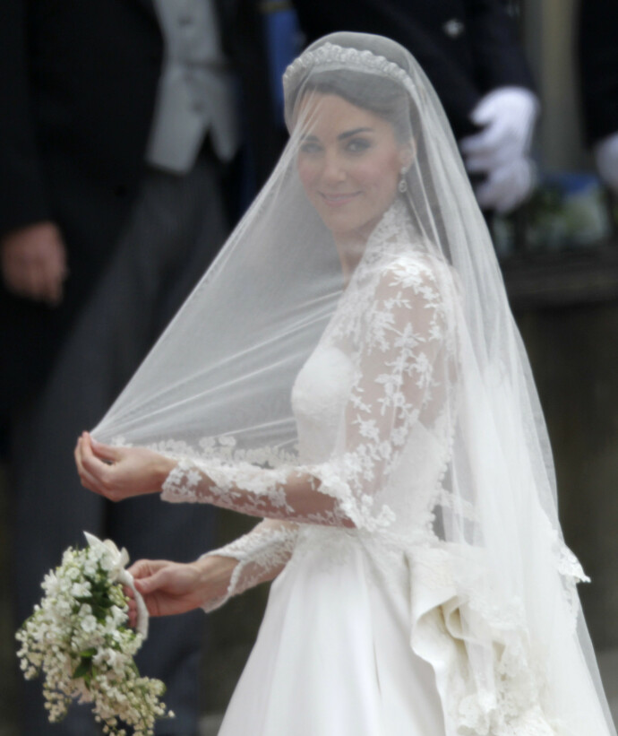 FLOTTE DETALJER: Legg merke til de fine blondene på kjolen. Foto: NTB Scanpix FLOTTE DETALJER: Legg merke til de fine blondene på kjolen. Foto: NTB Scanpix