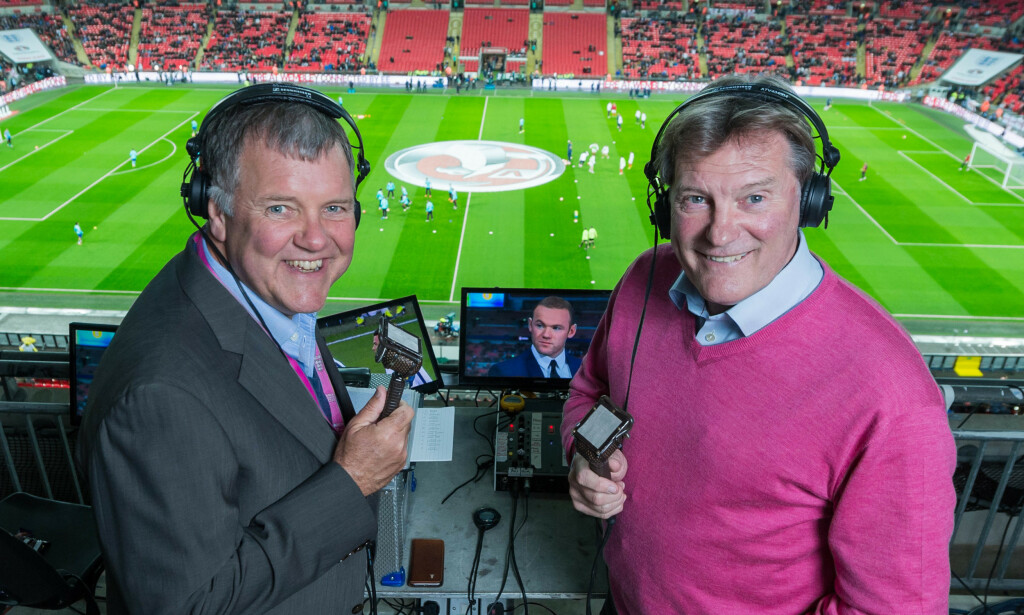 PROFIL: Clive Tyldesley i tospann med Glenn Hoddle under fotball-EM i Frankrike i 2016. Foto: NTB scanpix PROFIL: Clive Tyldesley i tospann med Glenn Hoddle under fotball-EM i Frankrike i 2016. Foto: NTB scanpix