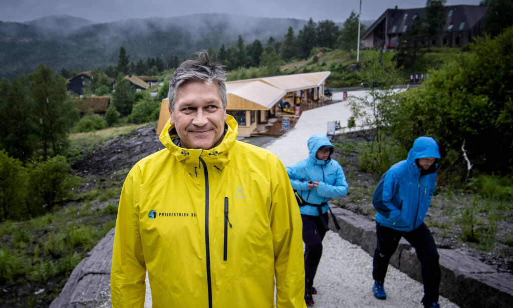 PREIKESTOLEN: Helge Kjellevold er daglig leder i Stiftelsen Preikestolen, og forteller at det er merkbart mindre turister i Forsand i år. Foto: Lars Eivind Bones / Dagbladet. PREIKESTOLEN: Helge Kjellevold er daglig leder i Stiftelsen Preikestolen, og forteller at det er merkbart mindre turister i Forsand i år. Foto: Lars Eivind Bones / Dagbladet.