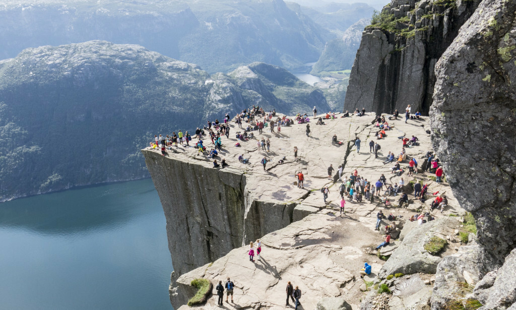 POPULÆRT: Vanligvis strømmer turistene til Preikestolen ved Lysefjorden, men i år har de uteblitt. Foto: Paul Kleiven / NTB Scanpix. POPULÆRT: Vanligvis strømmer turistene til Preikestolen ved Lysefjorden, men i år har de uteblitt. Foto: Paul Kleiven / NTB Scanpix.