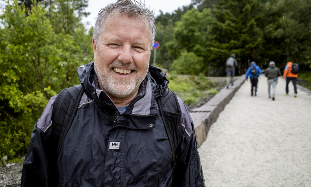 DANSKE: Carl Henrik Elkjer
ferierer i år i Norge, og har denne julidagen tatt seg turen til Preikestolen.Foto: Lars Eivind Bones / Dagbladet. DANSKE: Carl Henrik Elkjer
ferierer i år i Norge, og har denne julidagen tatt seg turen til Preikestolen.Foto: Lars Eivind Bones / Dagbladet.