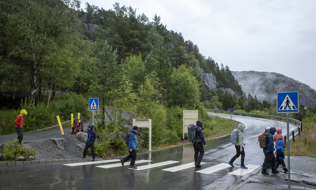 NORDMENN: I år er det i all hovedsak nordmenn og dansker som tar seg turen til Preikestolen. Foto: Lars Eivind Bones / Dagbladet. NORDMENN: I år er det i all hovedsak nordmenn og dansker som tar seg turen til Preikestolen. Foto: Lars Eivind Bones / Dagbladet.