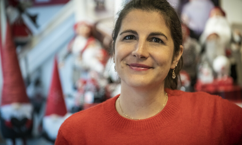 SJEF: Lucila Negro er butikksjef i souvernirbutikken Audun Viken i Skagen. Hun forteller at butikken har tapt over halve omsetningen. Foto: Lars Eivind Bones / Dagbladet. SJEF: Lucila Negro er butikksjef i souvernirbutikken Audun Viken i Skagen. Hun forteller at butikken har tapt over halve omsetningen. Foto: Lars Eivind Bones / Dagbladet.