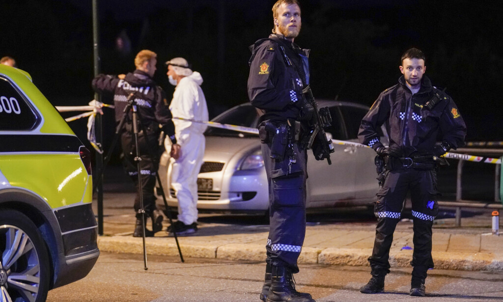 BEVÆPNET: Politiet mottok de første meldingene om knivstikking i 23.30-tida. Politiet bevæpnet seg.
Foto: Fredrik Hagen / NTB scanpix BEVÆPNET: Politiet mottok de første meldingene om knivstikking i 23.30-tida. Politiet bevæpnet seg.
Foto: Fredrik Hagen / NTB scanpix