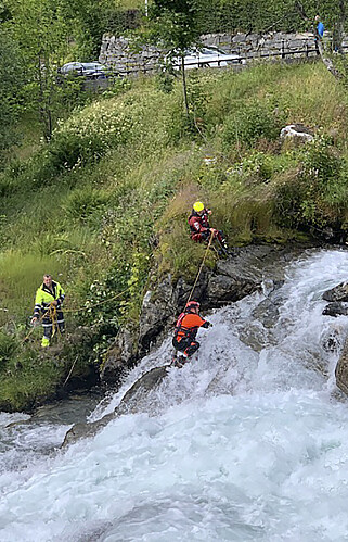 KRAFTIG VANNFØRING: Hjelpemannskaper søkte i elva tirsdag ettermiddag og kveld. Foto: Mari Gjørva / NTB scanpix KRAFTIG VANNFØRING: Hjelpemannskaper søkte i elva tirsdag ettermiddag og kveld. Foto: Mari Gjørva / NTB scanpix