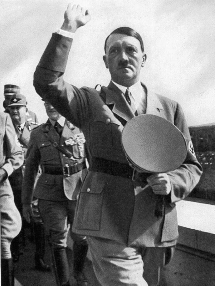 FØR KRIGEN: Adolf Hitler under Rikspartidagen i Nurnberg i 1935. Foto: REX NTB Scanpix FØR KRIGEN: Adolf Hitler under Rikspartidagen i Nurnberg i 1935. Foto: REX NTB Scanpix