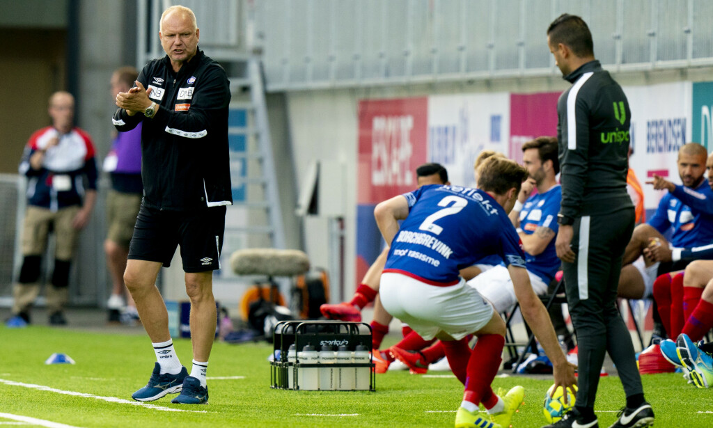 ENGASJERT: Vålerenga-trener Dag Eilev Fagermo forsøker å oppildne spillerne fra sidelinja. Foto: Fredrik Hagen / NTB scanpix ENGASJERT: Vålerenga-trener Dag Eilev Fagermo forsøker å oppildne spillerne fra sidelinja. Foto: Fredrik Hagen / NTB scanpix