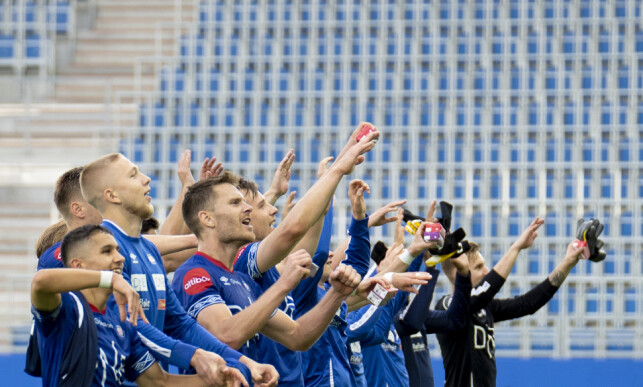 FORNØYDE GUTTER: Vålerenga-spillerne takket de 200 frammøtte tilskuerne etter kampen. Foto: Fredrik Hagen / NTB scanpix FORNØYDE GUTTER: Vålerenga-spillerne takket de 200 frammøtte tilskuerne etter kampen. Foto: Fredrik Hagen / NTB scanpix