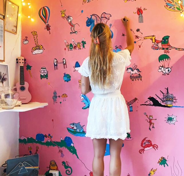 KREATIV: På en rosa vegg i leiligheten tegner hun, for å gjøre den mer personlig. Foto: Privat KREATIV: På en rosa vegg i leiligheten tegner hun, for å gjøre den mer personlig. Foto: Privat