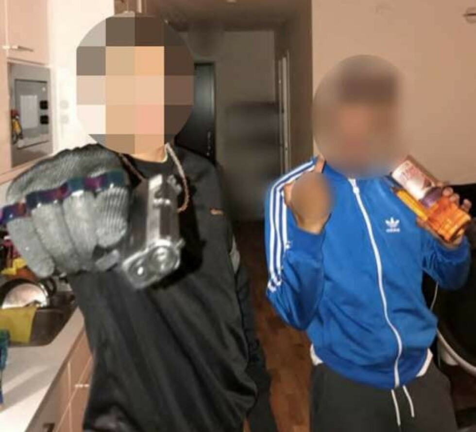 AVSLØRT: 25-åringen som her retter en pistol mot kamera tok imot 388 kilo cannabis - verdt rundt 35 millioner svenske kroner. Ved hjelp av en infiltrasjons-operasjon kunne politiet arrestere mannen, som til daglig jobber i reklamebransjen. Personen til høyre er ikke mistenkt i den aktuelle saken. AVSLØRT: 25-åringen som her retter en pistol mot kamera tok imot 388 kilo cannabis - verdt rundt 35 millioner svenske kroner. Ved hjelp av en infiltrasjons-operasjon kunne politiet arrestere mannen, som til daglig jobber i reklamebransjen. Personen til høyre er ikke mistenkt i den aktuelle saken.