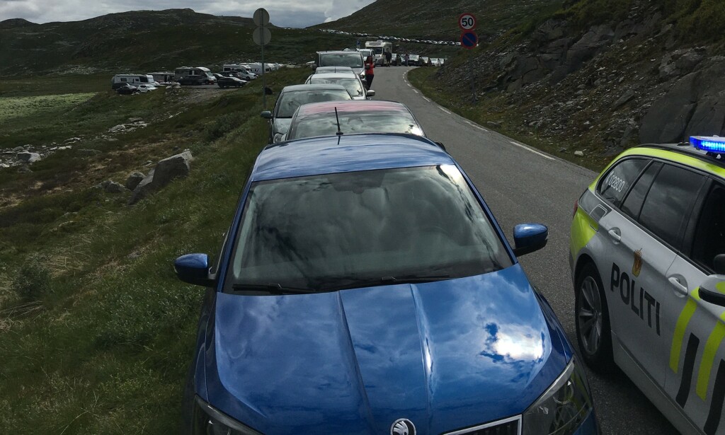 LANG REKKE: Bilene står parkert tett langs den svingete veien ved Stavsro torsdag. Foto: Politiet LANG REKKE: Bilene står parkert tett langs den svingete veien ved Stavsro torsdag. Foto: Politiet