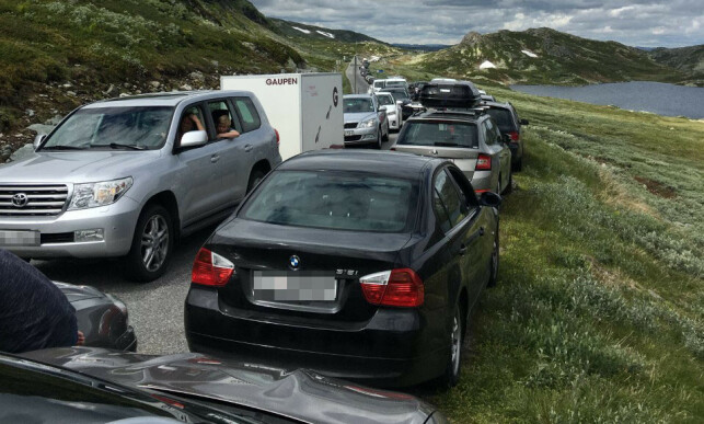KAOS: Ifølge politiet har mange hundre biler parkert langs den svingete veien opp mot parkeringsplassen til Gaustatoppen. Foto: Politiet KAOS: Ifølge politiet har mange hundre biler parkert langs den svingete veien opp mot parkeringsplassen til Gaustatoppen. Foto: Politiet