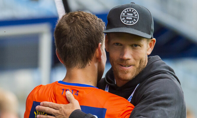 GOD KLEM: Aalesunds Jonas Grønner gir en klem til Sandefjords Lars Grorud etter eliteseriekampen mellom Sandefjord og Aalesund.
Foto: Fredrik Varfjell / NTB scanpix GOD KLEM: Aalesunds Jonas Grønner gir en klem til Sandefjords Lars Grorud etter eliteseriekampen mellom Sandefjord og Aalesund.
Foto: Fredrik Varfjell / NTB scanpix