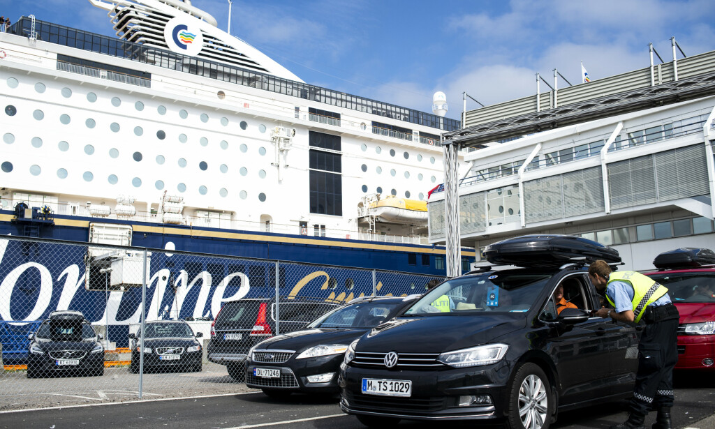 Utenlandske sommerturister ankommer ved Filipstadkaia for første gang siden grensene stengte. Flere tusen var torsdag ventet å komme sjøveien. Foto: Annika Byrde / NTB scanpix Utenlandske sommerturister ankommer ved Filipstadkaia for første gang siden grensene stengte. Flere tusen var torsdag ventet å komme sjøveien. Foto: Annika Byrde / NTB scanpix