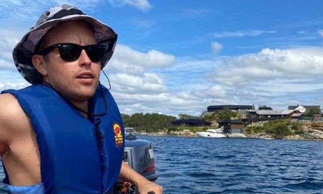 REBUS: Andreas Lillebråten skulle bare ta et bilde til en rebus, da delfinen hoppet opp foran han. Foto: Privat REBUS: Andreas Lillebråten skulle bare ta et bilde til en rebus, da delfinen hoppet opp foran han. Foto: Privat