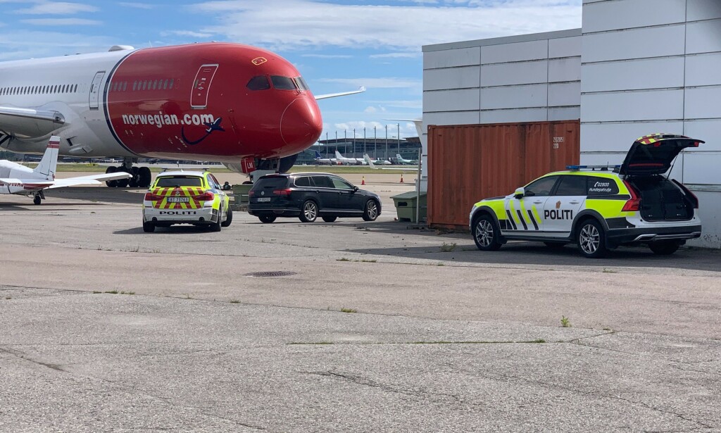 POLITIET PÅ STEDET: Et Ryanair-fly mottok en bombetrussel fredag. Her er politiet tilstede på Gardermoen fredag ettermiddag. Foto: Nicolai Eriksen, Dagbladet POLITIET PÅ STEDET: Et Ryanair-fly mottok en bombetrussel fredag. Her er politiet tilstede på Gardermoen fredag ettermiddag. Foto: Nicolai Eriksen, Dagbladet
