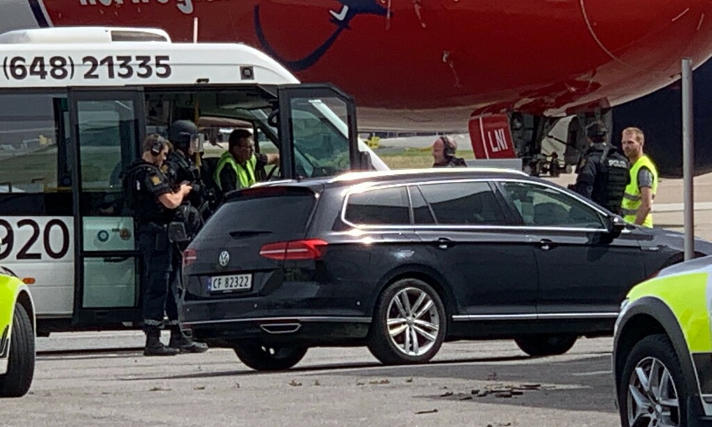 STOR AKSJON: Både beredskapsgruppa, krise- og gisselforhandlertjenesten og bombegruppe rykket til Gardermoen fredag ettermiddag. Foto: Nicolai Eriksen, Dagbladet STOR AKSJON: Både beredskapsgruppa, krise- og gisselforhandlertjenesten og bombegruppe rykket til Gardermoen fredag ettermiddag. Foto: Nicolai Eriksen, Dagbladet