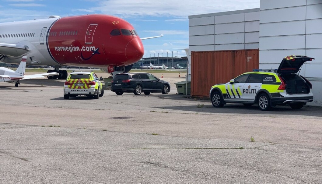 POLITIET PÅ STEDET: Det skal ifølge politiet være et Ryanair-fly som mottok en bombetrussel fredag. Her er politiet tilstede på Gardermoen fredag ettermiddag. Foto: Nicolai Eriksen, Dagbladet POLITIET PÅ STEDET: Det skal ifølge politiet være et Ryanair-fly som mottok en bombetrussel fredag. Her er politiet tilstede på Gardermoen fredag ettermiddag. Foto: Nicolai Eriksen, Dagbladet