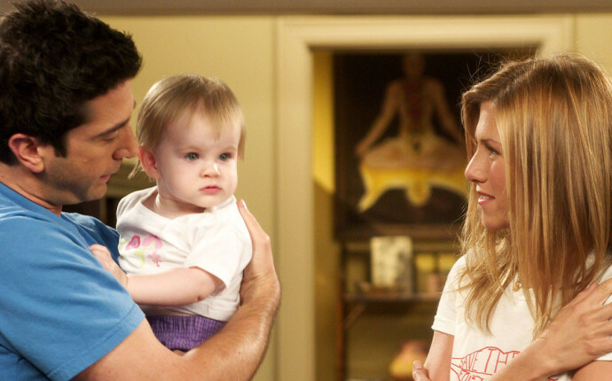 POPULÆRT: «Friends» er en av de mest sette TV-seriene gjennom tidene. Her er David Schwimmer (53) og Jennifer Aniston (51) i rollene som Ross Geller og Rachel Green. Også avbildet er karakterens baby, Emma Geller-Green, spilt av tvillingene Cali og Noelle Sheldon (18). FOTO: NBC POPULÆRT: «Friends» er en av de mest sette TV-seriene gjennom tidene. Her er David Schwimmer (53) og Jennifer Aniston (51) i rollene som Ross Geller og Rachel Green. Også avbildet er karakterens baby, Emma Geller-Green, spilt av tvillingene Cali og Noelle Sheldon (18). FOTO: NBC
