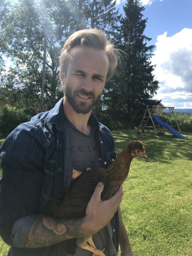 ANNERLEDES LIV: 17 år etter deltakelsen i sangkonkurransen har David Norback Pedersen fortsatt behold musikken som en hobby. Her er han avbildet med høna si. Foto: Privat ANNERLEDES LIV: 17 år etter deltakelsen i sangkonkurransen har David Norback Pedersen fortsatt behold musikken som en hobby. Her er han avbildet med høna si. Foto: Privat