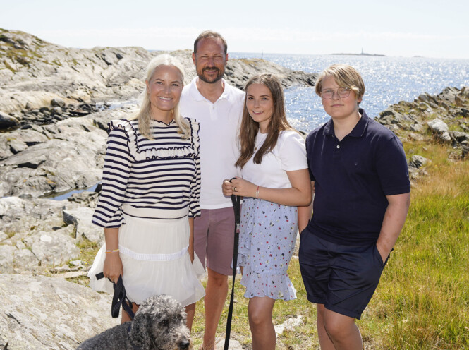 SOMMER: Kronprinsfamilien har feriert på Dvergsøya de siste ti åra. Her er kronprinsparet og barna Ingrid Alexandra og Sverre Magnus samlet. Foto: NTB Scanpix / Lise Åserud SOMMER: Kronprinsfamilien har feriert på Dvergsøya de siste ti åra. Her er kronprinsparet og barna Ingrid Alexandra og Sverre Magnus samlet. Foto: NTB Scanpix / Lise Åserud