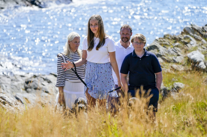 LEDER VEI: Prinsesse Ingrid Alexandra og resten av kronprinsfamilien på Dvergsøya utenfor Kristiansand. Foto: NTB Scanpix / Lise Åserud LEDER VEI: Prinsesse Ingrid Alexandra og resten av kronprinsfamilien på Dvergsøya utenfor Kristiansand. Foto: NTB Scanpix / Lise Åserud
