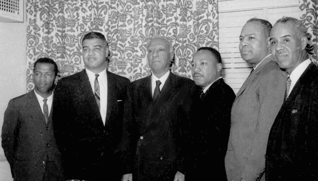 De seks lederne for USAs største svarte borgerrettighetsorganisasjoner fotografert sammen på Roosevelt Hotel i New York i 1963: Fra venstre: Jon Lewis, Whitney Young, A. Philip Randolph, Martin Luther King Jr. James Farmer og Roy Wilkins. Foto: Harry Harris / AP / NTB scanpix De seks lederne for USAs største svarte borgerrettighetsorganisasjoner fotografert sammen på Roosevelt Hotel i New York i 1963: Fra venstre: Jon Lewis, Whitney Young, A. Philip Randolph, Martin Luther King Jr. James Farmer og Roy Wilkins. Foto: Harry Harris / AP / NTB scanpix