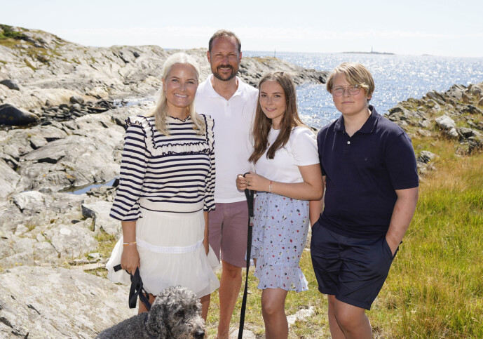 SOMMER: Kronprinsfamilien har feriert på Dvergsøya de siste ti åra. Her er kronprinsparet og barna Ingrid Alexandra og Sverre Magnus samlet. Foto: NTB Scanpix / Lise Åserud SOMMER: Kronprinsfamilien har feriert på Dvergsøya de siste ti åra. Her er kronprinsparet og barna Ingrid Alexandra og Sverre Magnus samlet. Foto: NTB Scanpix / Lise Åserud