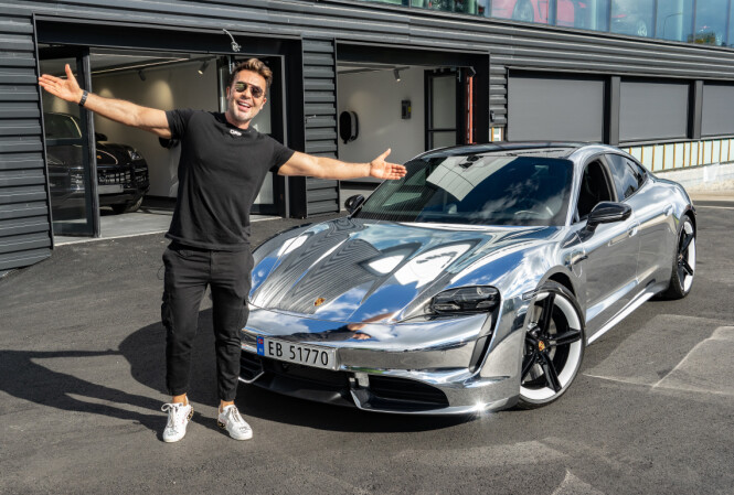 STOLT BILEIER: Dagbladet var med da Jan Thomas fikk overlevert sin splitter nye Porsche Taycan. Foto: Elin Jelsnes / Porsche Center Oslo STOLT BILEIER: Dagbladet var med da Jan Thomas fikk overlevert sin splitter nye Porsche Taycan. Foto: Elin Jelsnes / Porsche Center Oslo