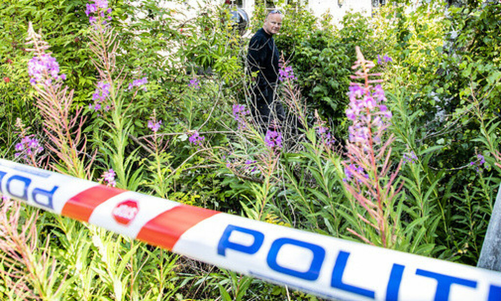 SØK: Kripos søker med hund mandag formiddag i området der en mann ble funnet død søndag kveld utenfor en bolig i Askim. Politiet anser dødsfallet som mistenkelig og har startet etterforskning. Foto: Geir Olsen / NTB scanpix SØK: Kripos søker med hund mandag formiddag i området der en mann ble funnet død søndag kveld utenfor en bolig i Askim. Politiet anser dødsfallet som mistenkelig og har startet etterforskning. Foto: Geir Olsen / NTB scanpix
