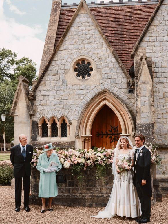 FAMILIE: Prinsesse Beatrice og Edoardo Mapelli Mozzi foran kapellet. På deres venstre side står prinsessens besteforeldre, dronning Elizabeth og prins Philip. Foto: NTB Scanpix FAMILIE: Prinsesse Beatrice og Edoardo Mapelli Mozzi foran kapellet. På deres venstre side står prinsessens besteforeldre, dronning Elizabeth og prins Philip. Foto: NTB Scanpix