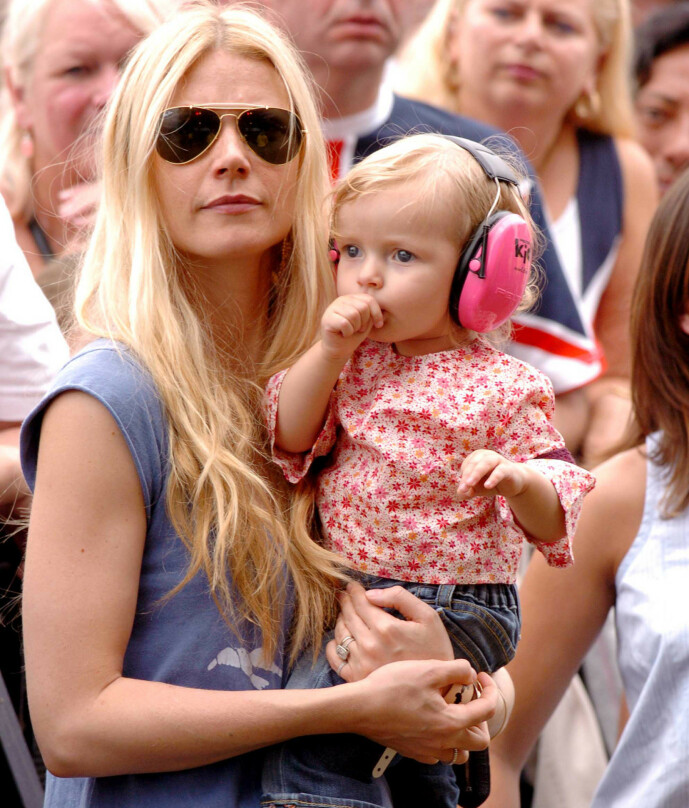 TIDLIG KRØKES: Gwyneth Paltrow og datteren Apple på Live8 Concert i Hyde Park i London i 2005. FOTO: NTB scanpix TIDLIG KRØKES: Gwyneth Paltrow og datteren Apple på Live8 Concert i Hyde Park i London i 2005. FOTO: NTB scanpix
