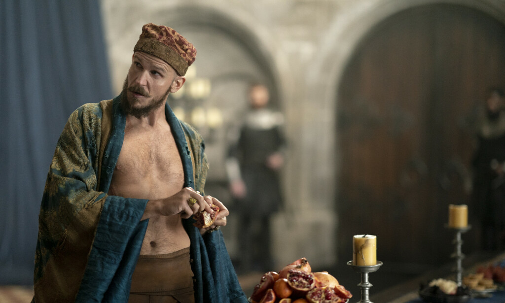 TROLLMANN: Gustaf Skarsgård spiller en lettkledd utgave av den legendariske trollmannen Merlin i «Cursed». Foto: Netflix. TROLLMANN: Gustaf Skarsgård spiller en lettkledd utgave av den legendariske trollmannen Merlin i «Cursed». Foto: Netflix.