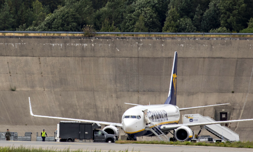 BOMBETRUSSEL: Dette Ryanair-flyet oppdaget en bombetrussen om bord da det var i luften på vei mot Oslo lufthavn Gardermoen fredag. Foto: Frank Karlsen / Dagbladet BOMBETRUSSEL: Dette Ryanair-flyet oppdaget en bombetrussen om bord da det var i luften på vei mot Oslo lufthavn Gardermoen fredag. Foto: Frank Karlsen / Dagbladet